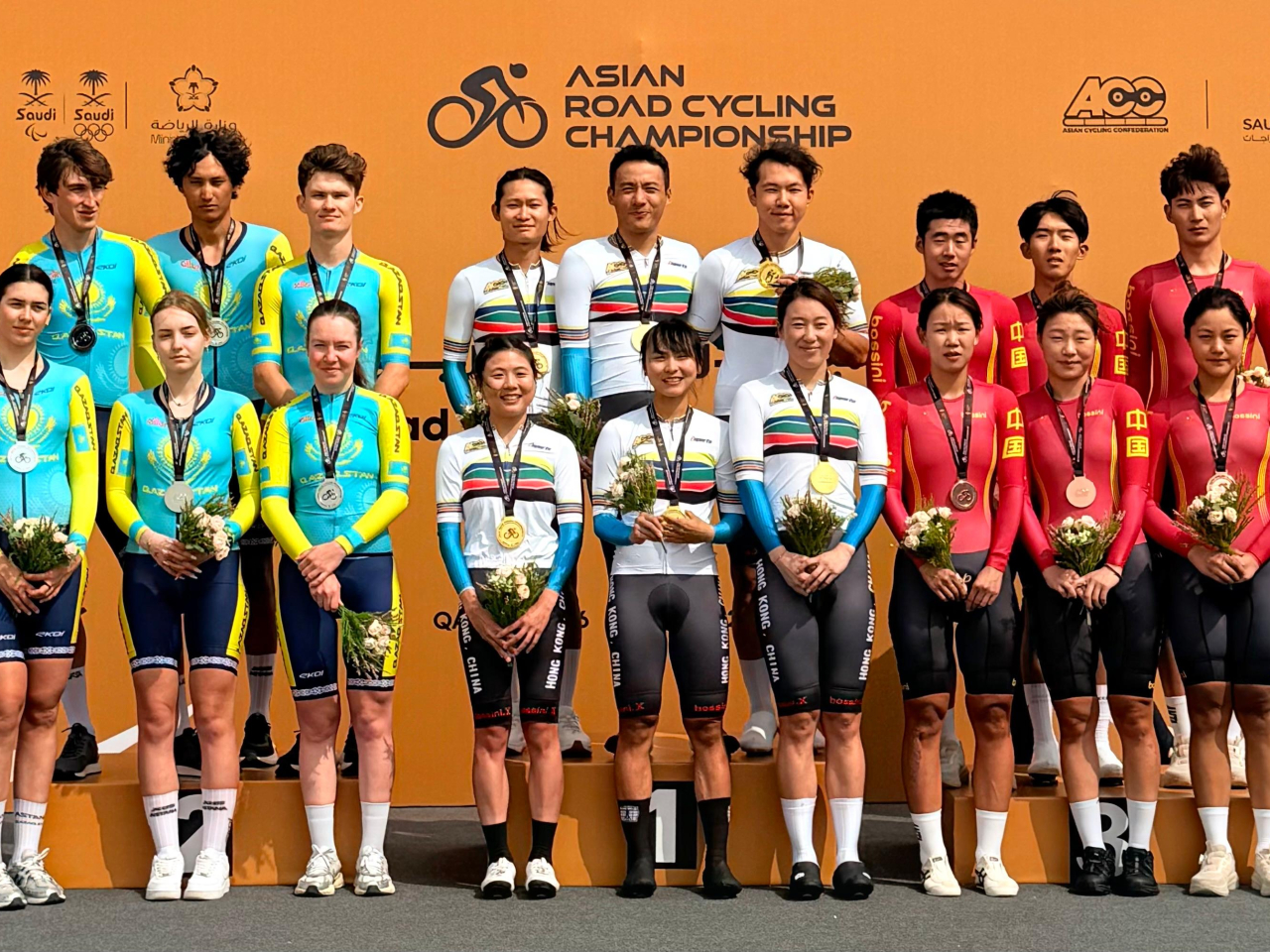 由三男三女組成的港隊（中）贏得賽事金牌。（中國香港單車總會提供）
