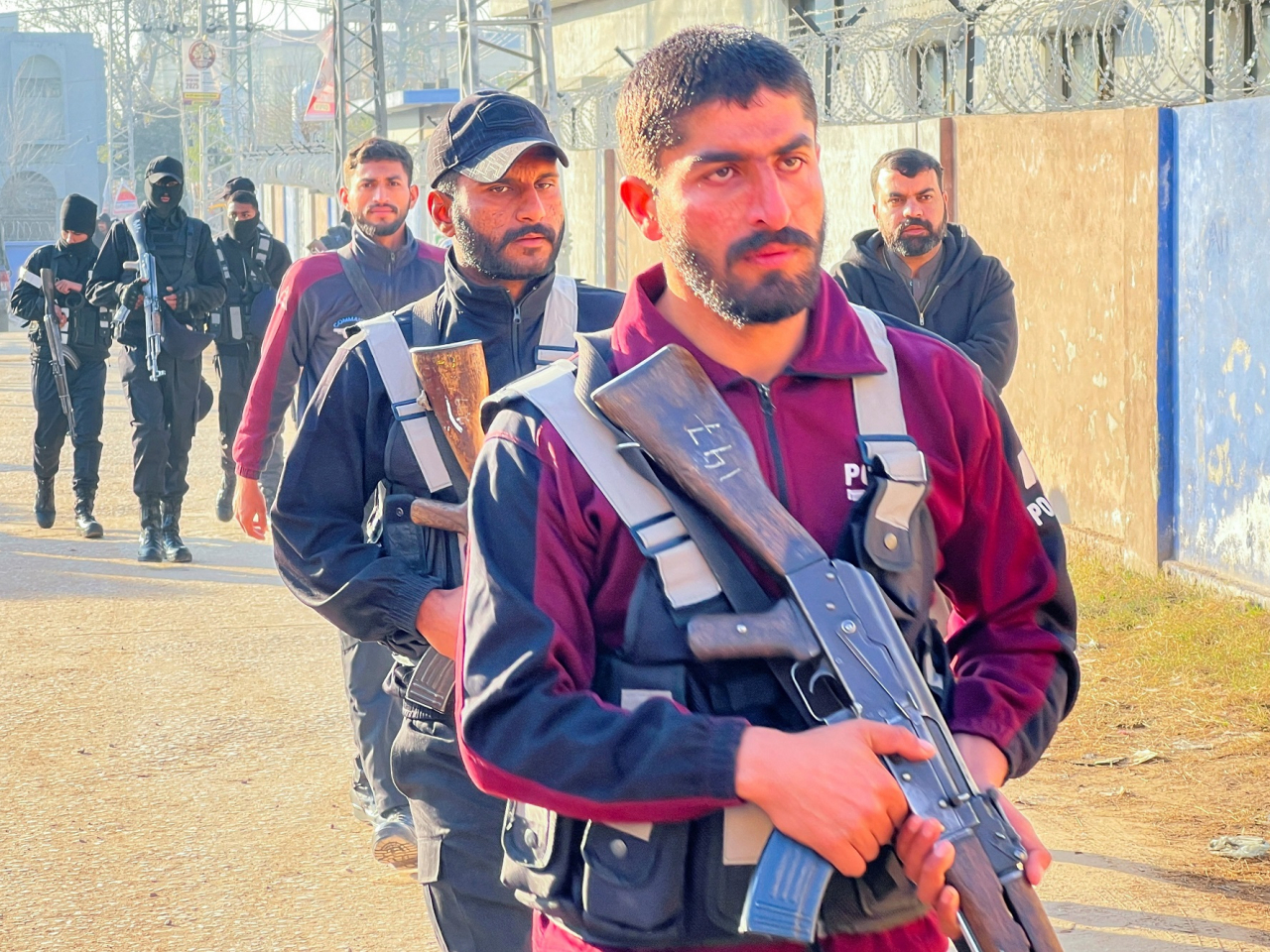 伊斯蘭堡一座清真寺前日發生爆炸後，警方在街上巡邏。（路透社）