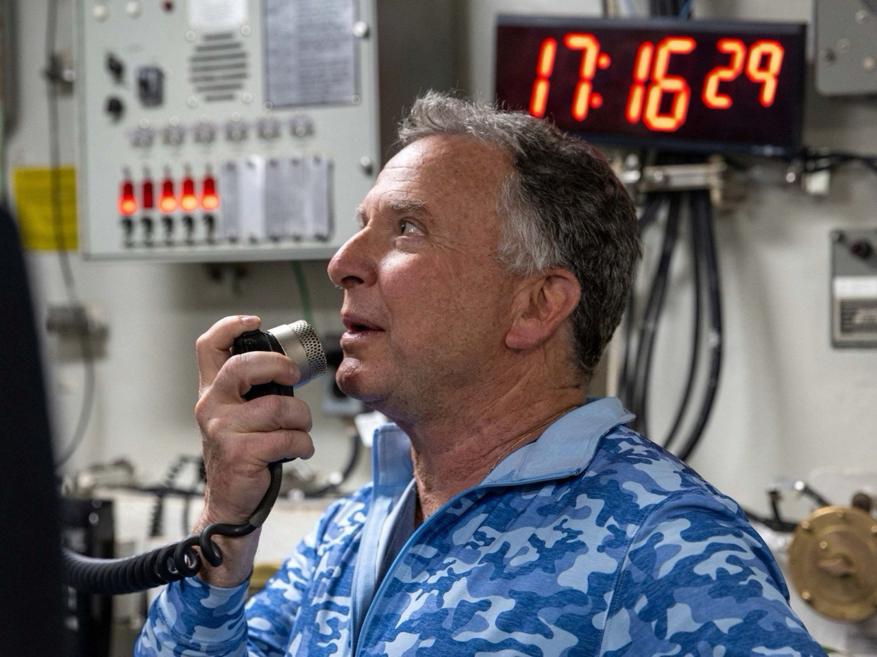 威特科夫登上部署在阿拉伯海的美國航母林肯號。（路透社）