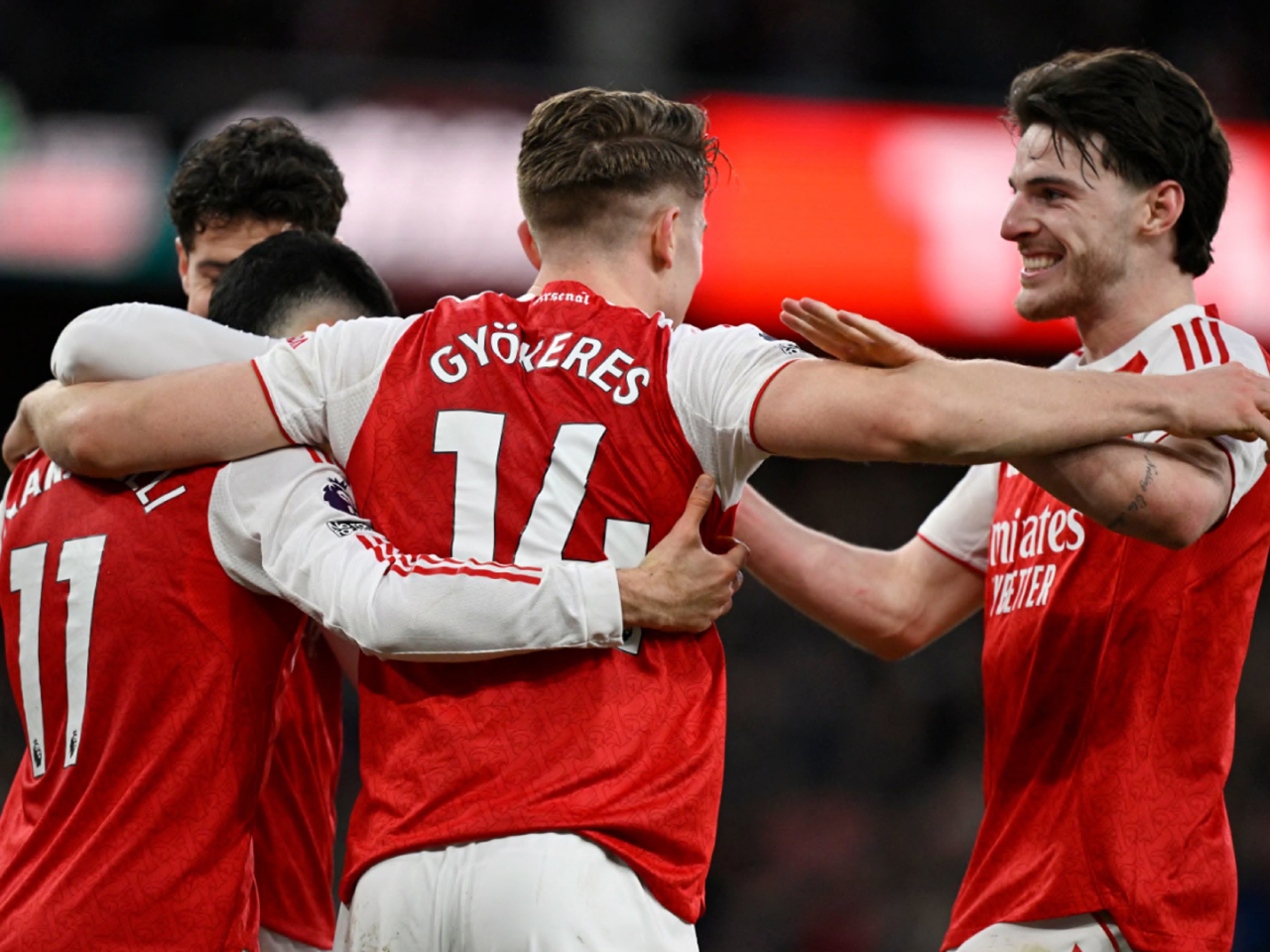 阿仙奴球員慶祝取得入球。（路透社）