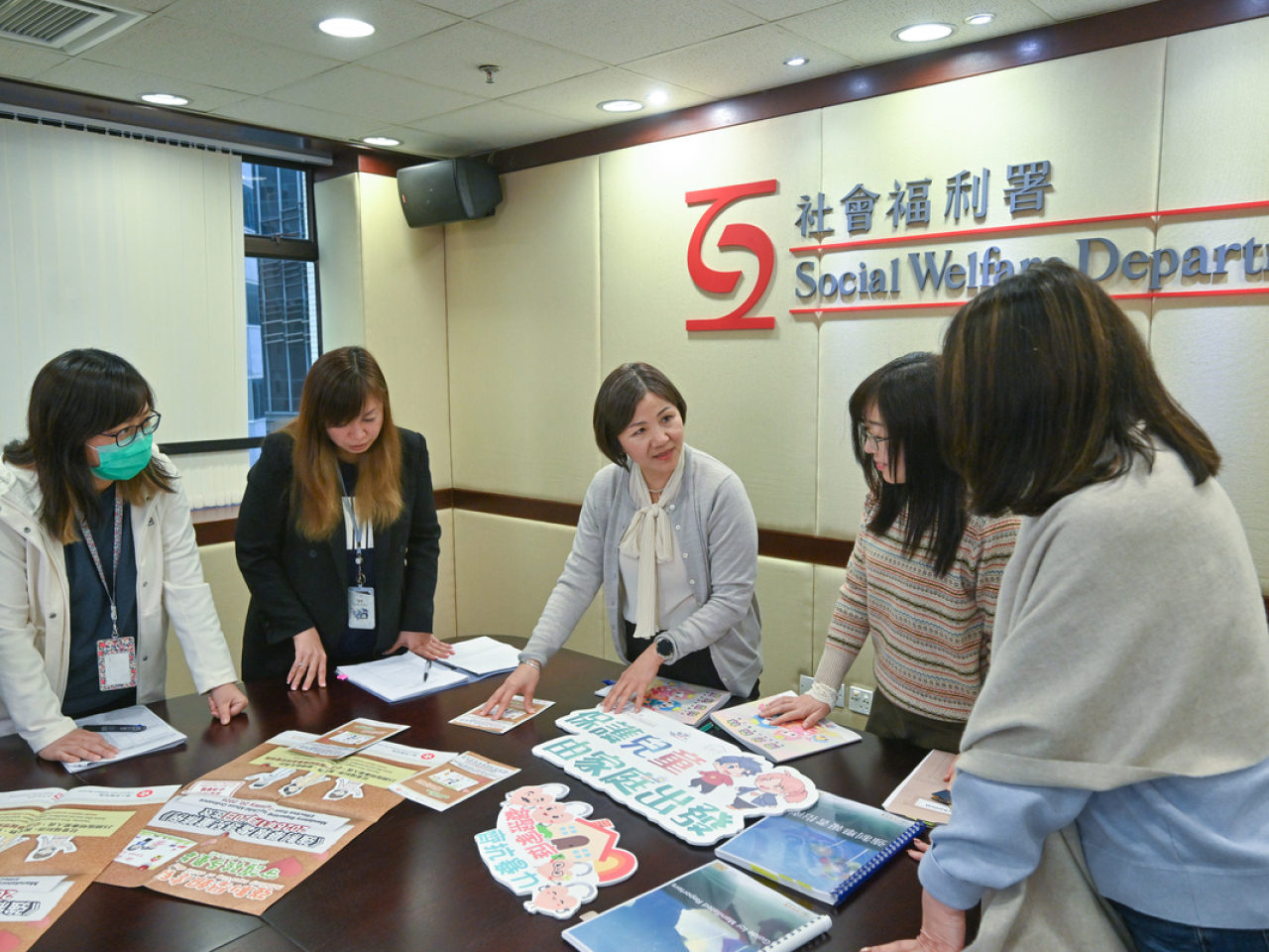 袁玉珊（中）說，為配合《強制舉報虐待兒童條例》生效，社署已增加人手處理舉報個案。（政府新聞網）