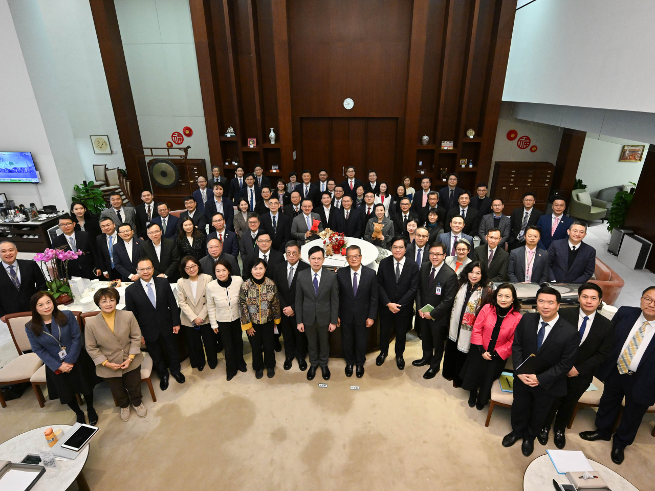 陳茂波到立法會前廳跟議員就主動對接規劃進行互動交流。（司長隨筆）