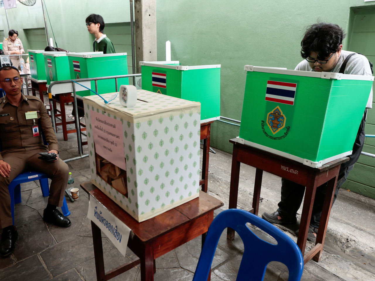 當地輿論普遍認為，今次選舉仍將是自豪泰黨、人民黨、為泰黨三大政黨角逐。（路透社）