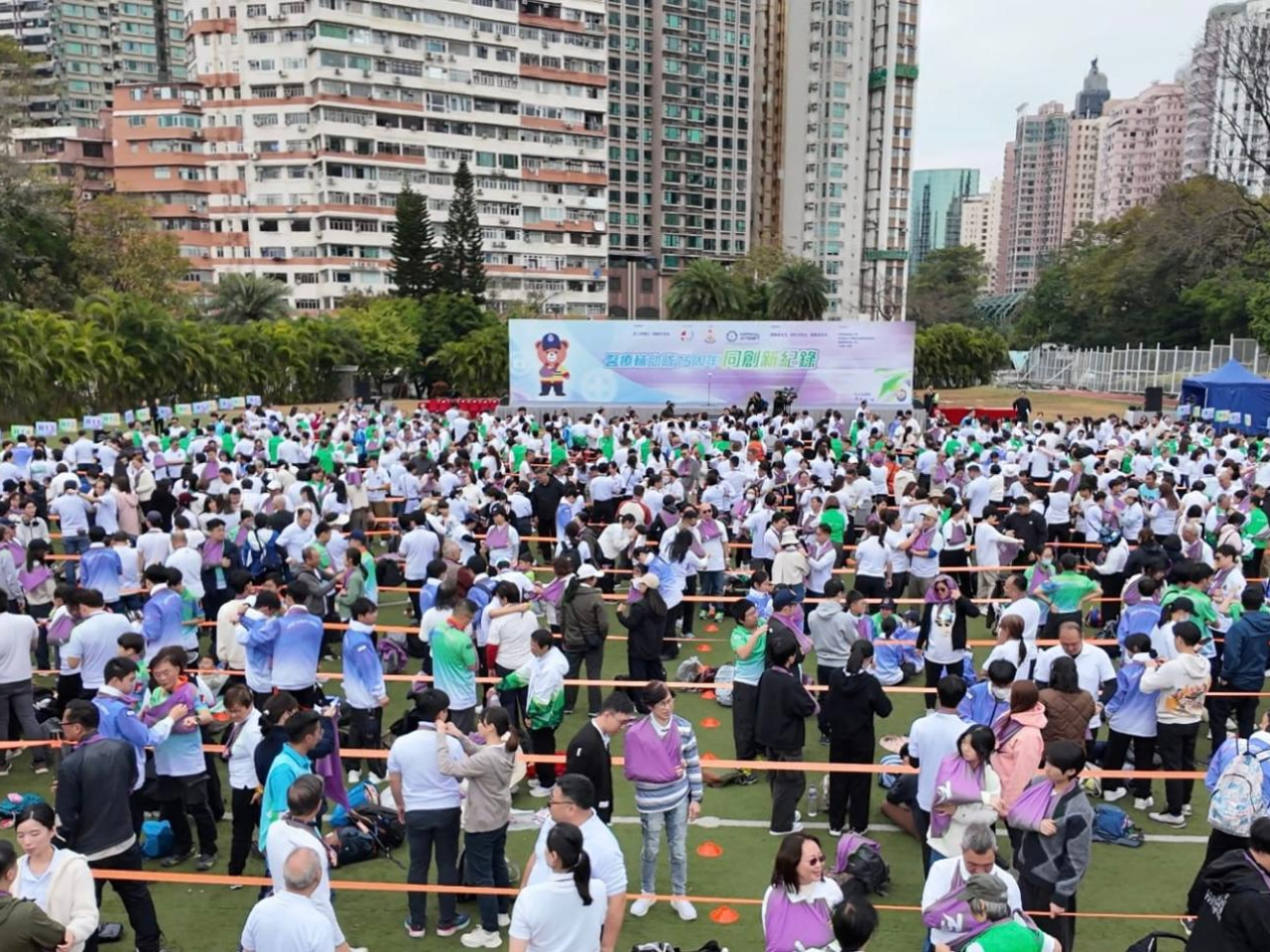 近千人以三角巾進行「大手掛」包紮。（政府新聞處）