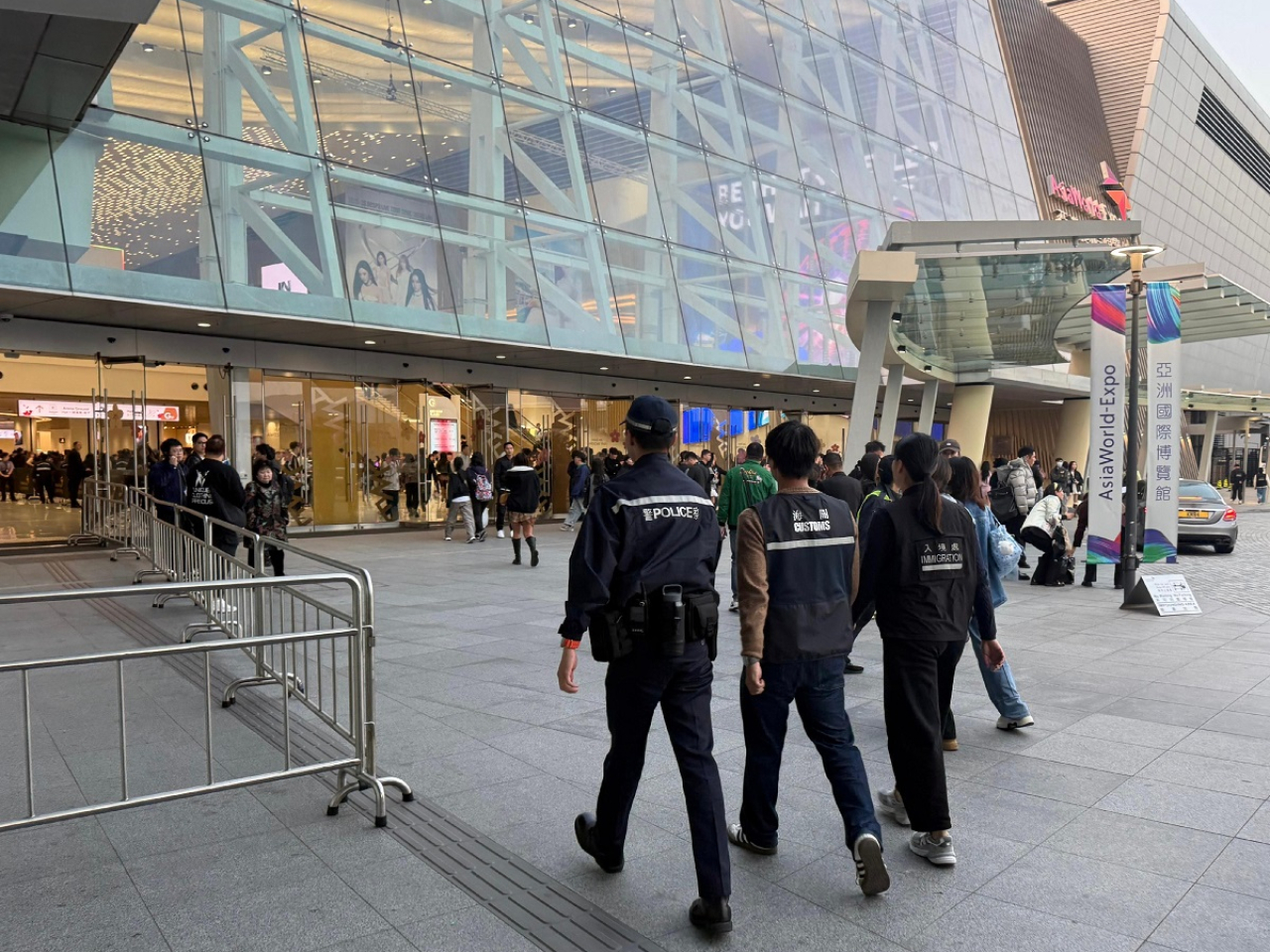 海關聯同入境處及警務處於亞洲博覽館附近採取聯合執法行動，打擊流動小販售賣侵權物品、非法勞工及非法兜售演唱會門票活動。（政府新聞處）