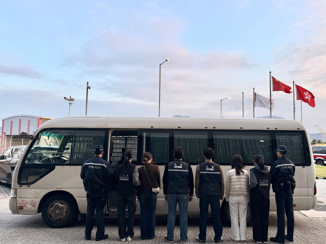 行動中拘捕五名懷疑非法勞工。（政府新聞處）