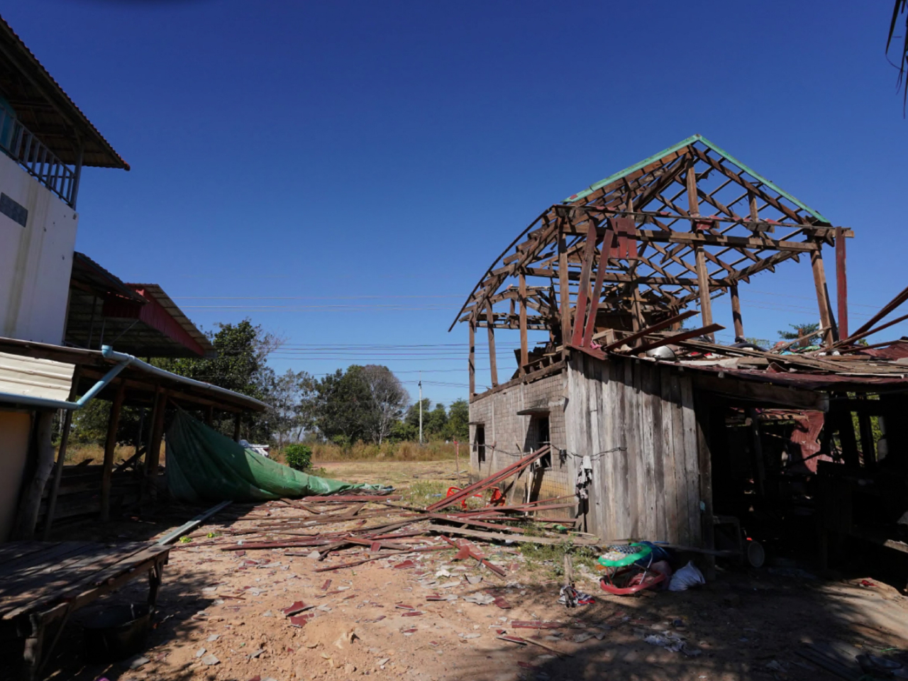 柬埔寨指泰軍於過去的星期四在奧多棉吉省兩處放置集裝箱封鎖道路。圖為去年12月於奧多棉吉省拍攝衝突後受損房屋的情況。（新華社資料圖片）