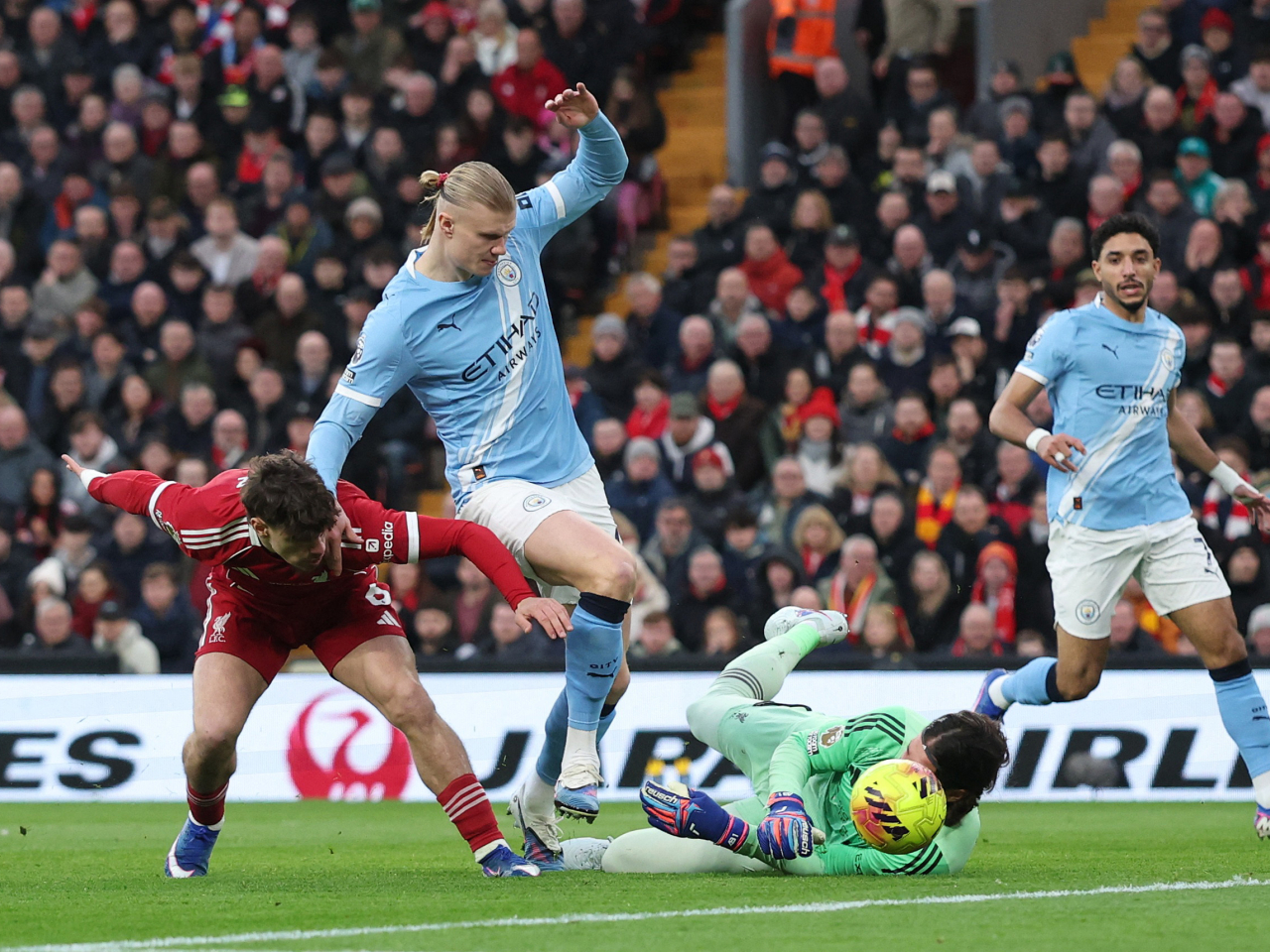 曼城末段連入兩球2:1反勝利物浦。（路透社）