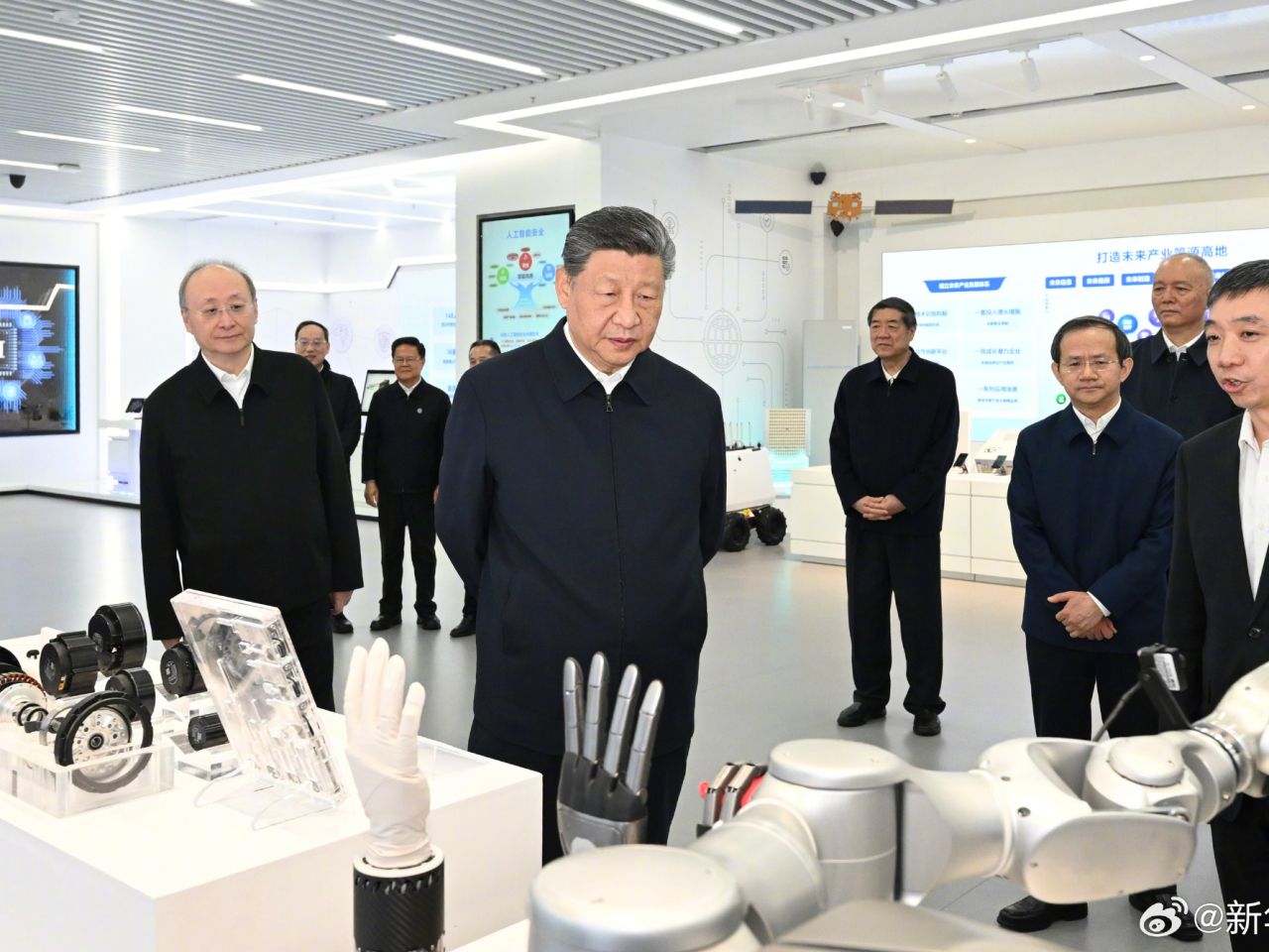 習近平早上到位於北京亦莊的國家信創園考察。（新華社）