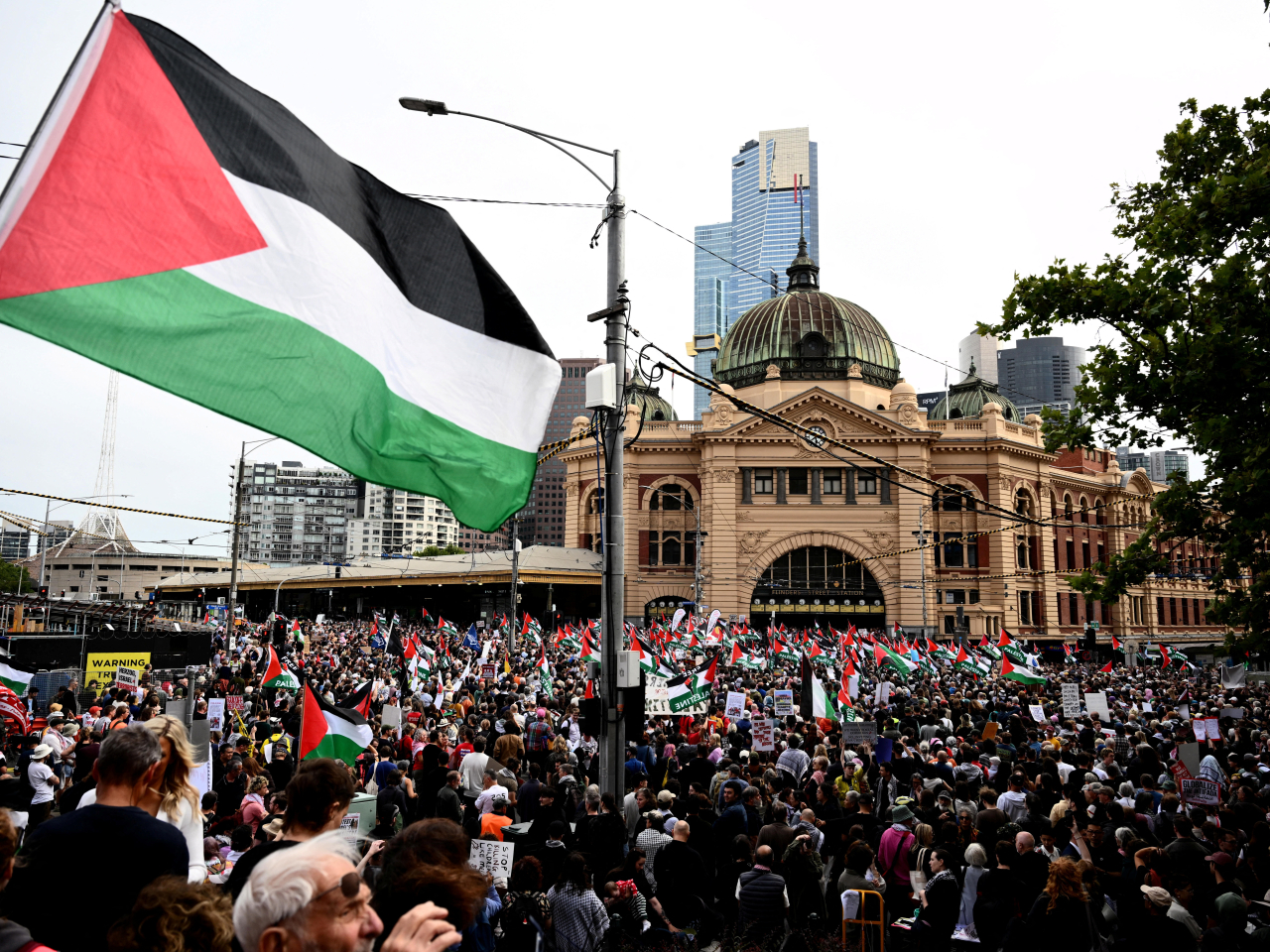 Protesters gather at Flinders Street Station in Melbourne in a show of anger over Isaac Herzog's visit to Australia. Photo: Reuters