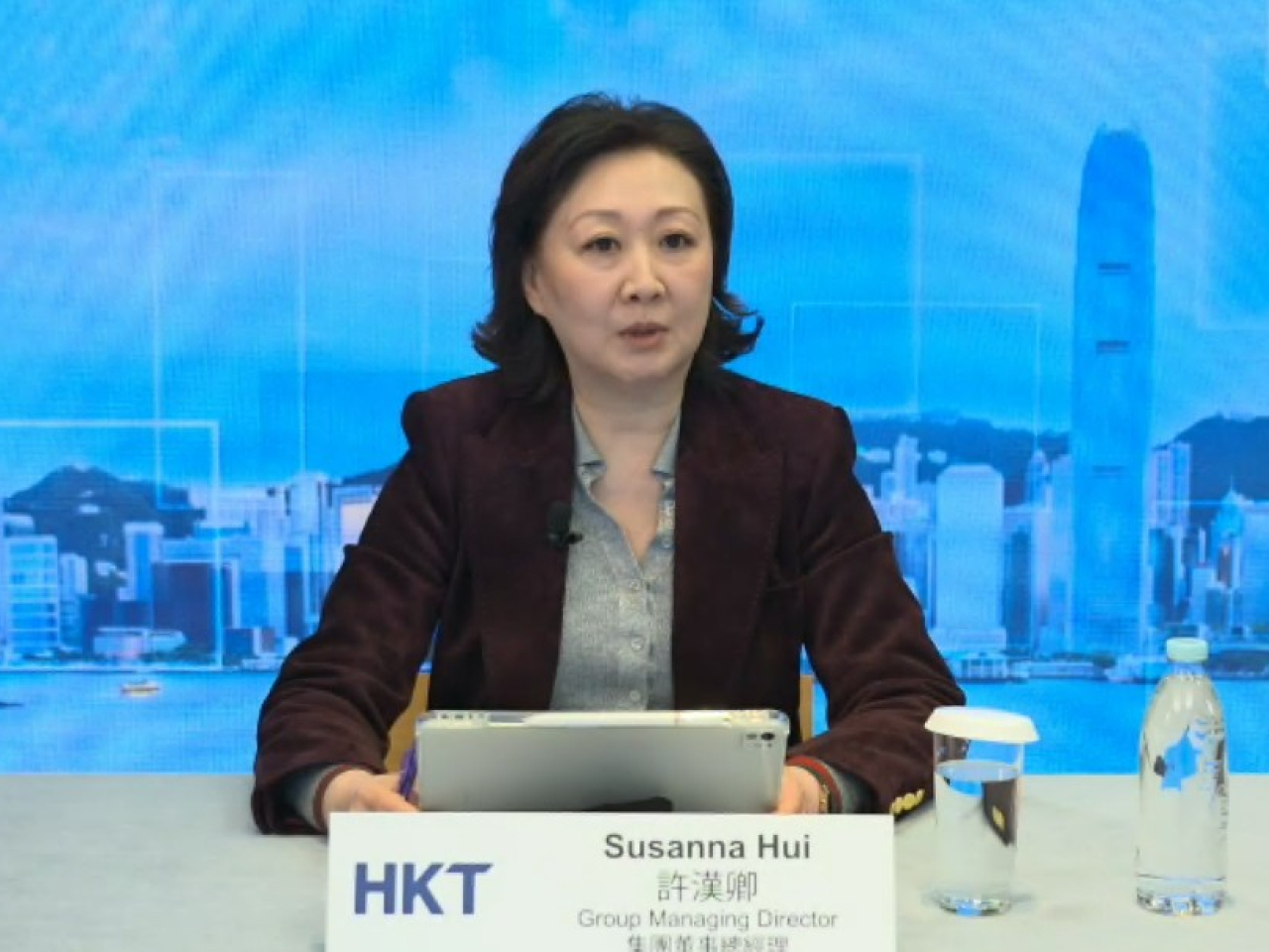 許漢卿稱AI利好電訊業，不只網絡業務受惠，亦帶動AI驅動平台及管理服務等需求。（網上直播截圖）