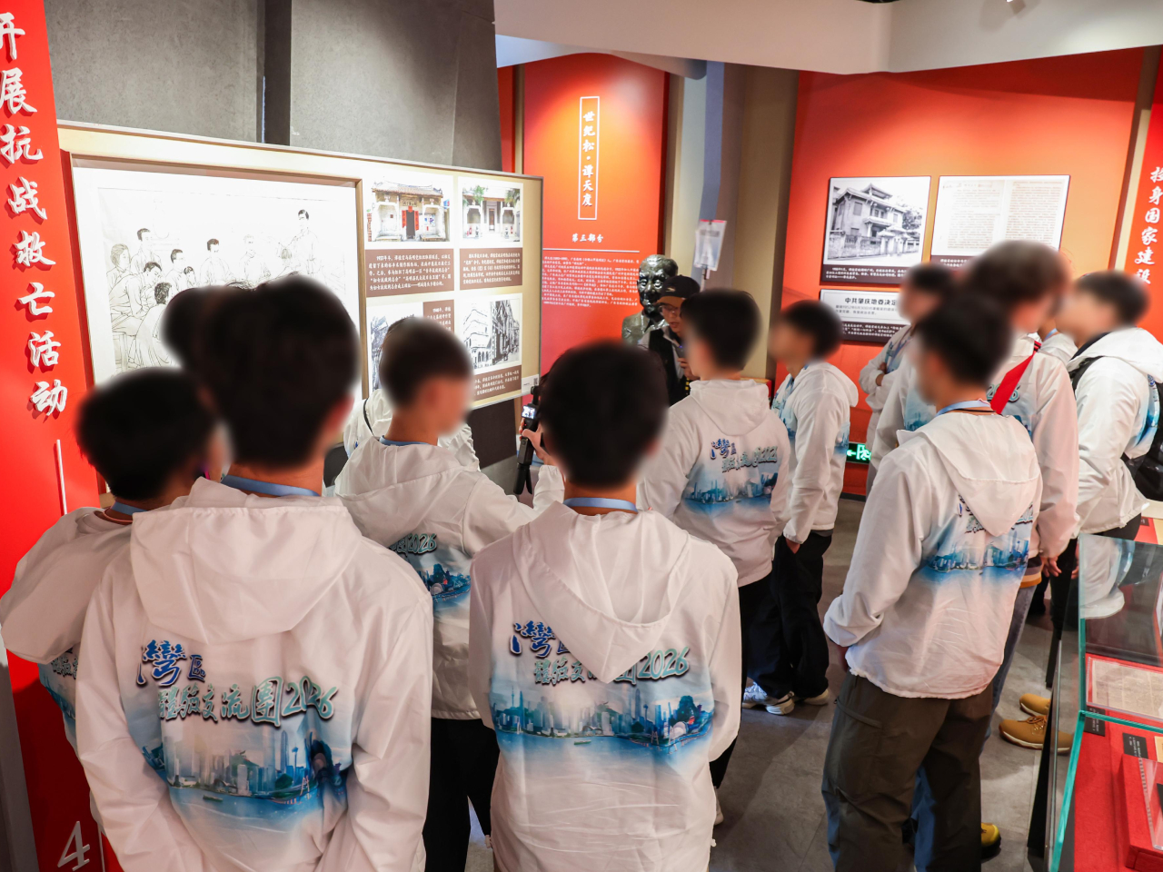 懲教署人員率領已完成服刑並正接受監管的青少年參與「灣區體驗交流團2026」。（政府新聞處）