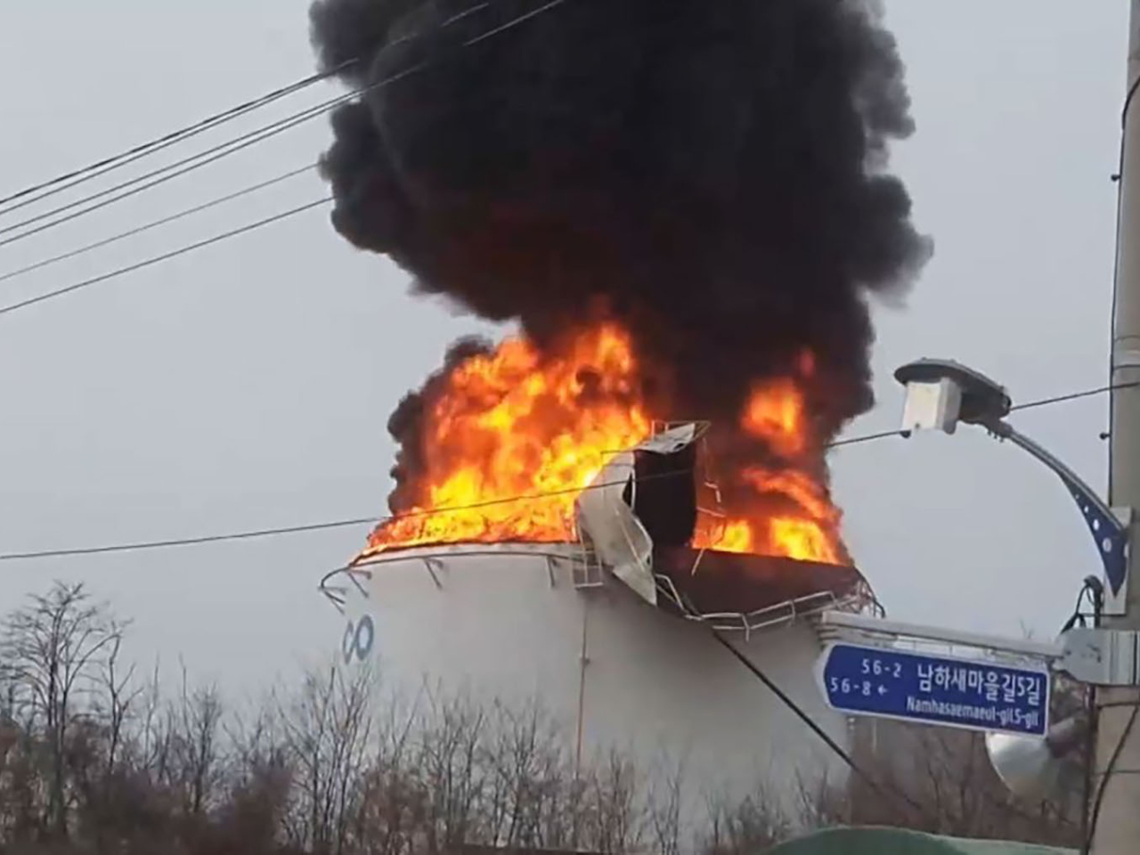 位於慶尚北道慶山市的大韓輸油管的戶外儲油罐，在當地早上接近八時起火。（韓聯社網上片段截圖）