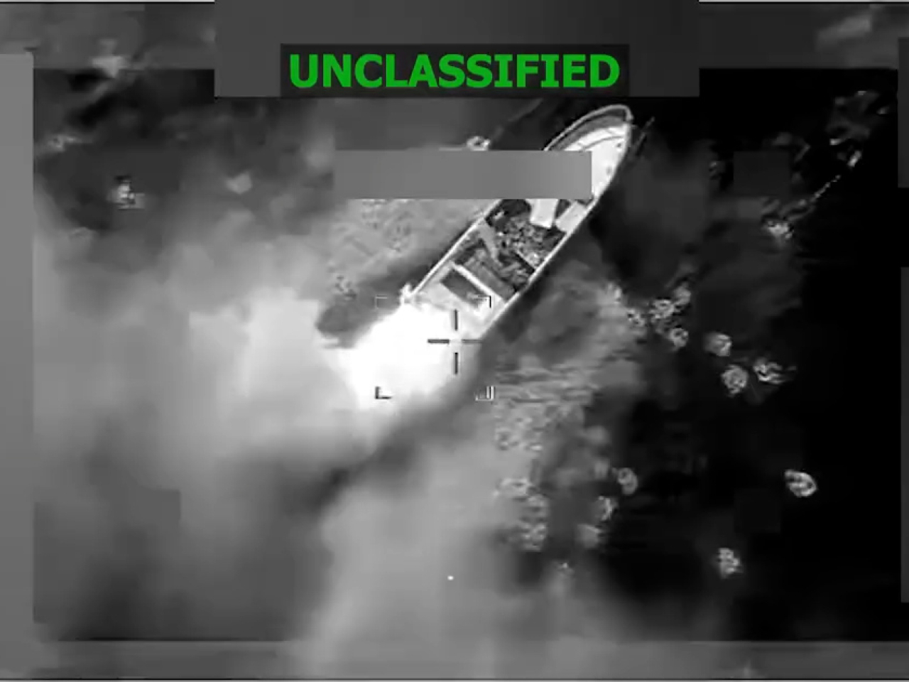 影片顯示美軍對一艘在海上行駛的船隻進行打擊，船隻發生巨大爆炸。（美軍南方司令部片段截圖）