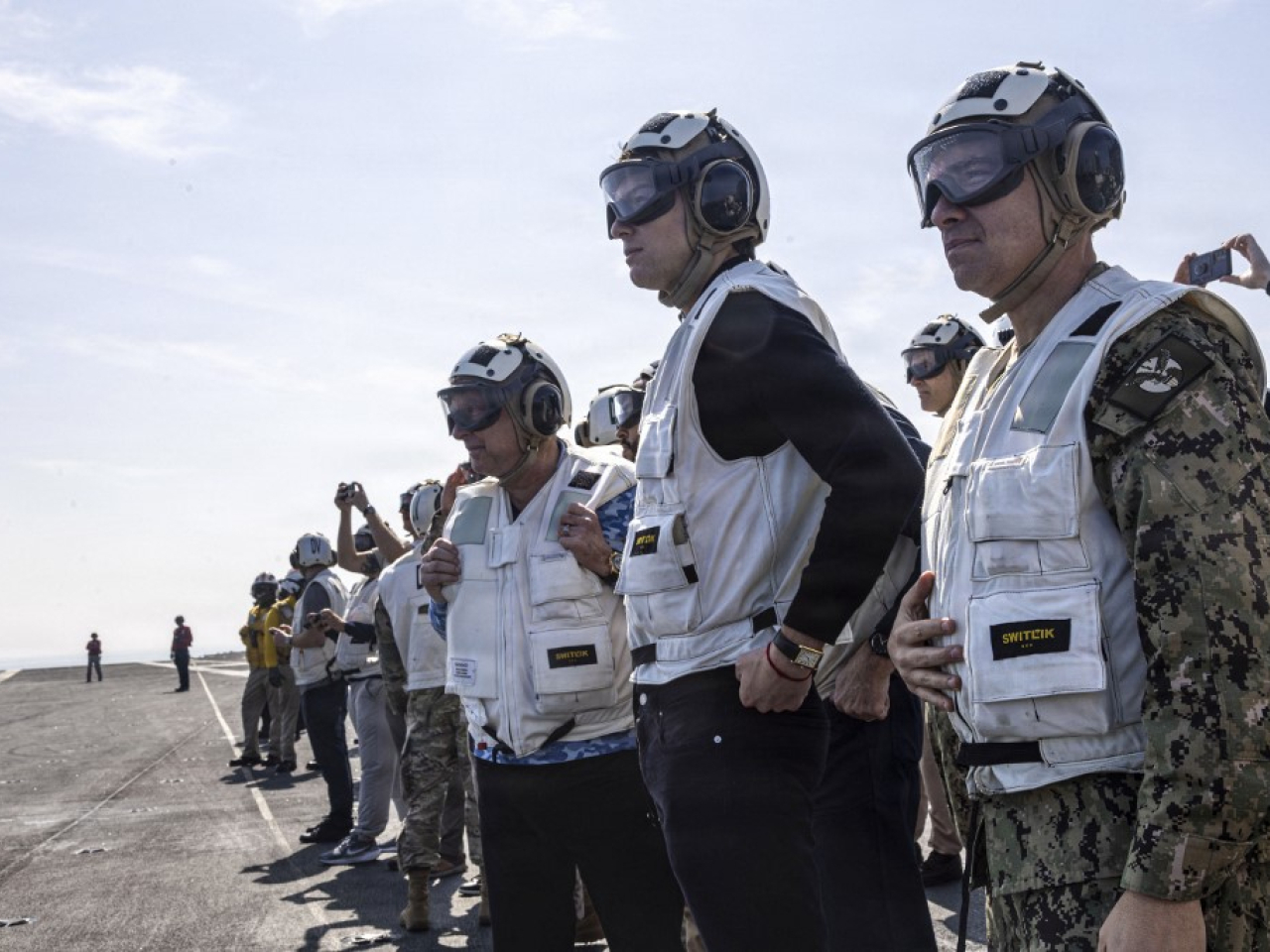 威特科夫（右三）、庫什納（右二）及庫珀（右一）在「林肯」號航空母艦上。（法新社）