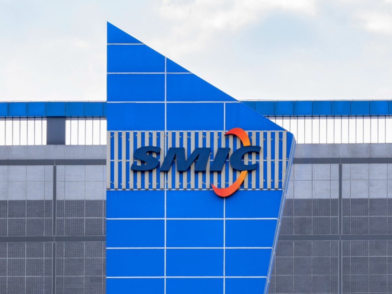 中芯國際上季盈利逾1.7億美元，按年升近61%，按季跌近10%。（法新社資料圖片）