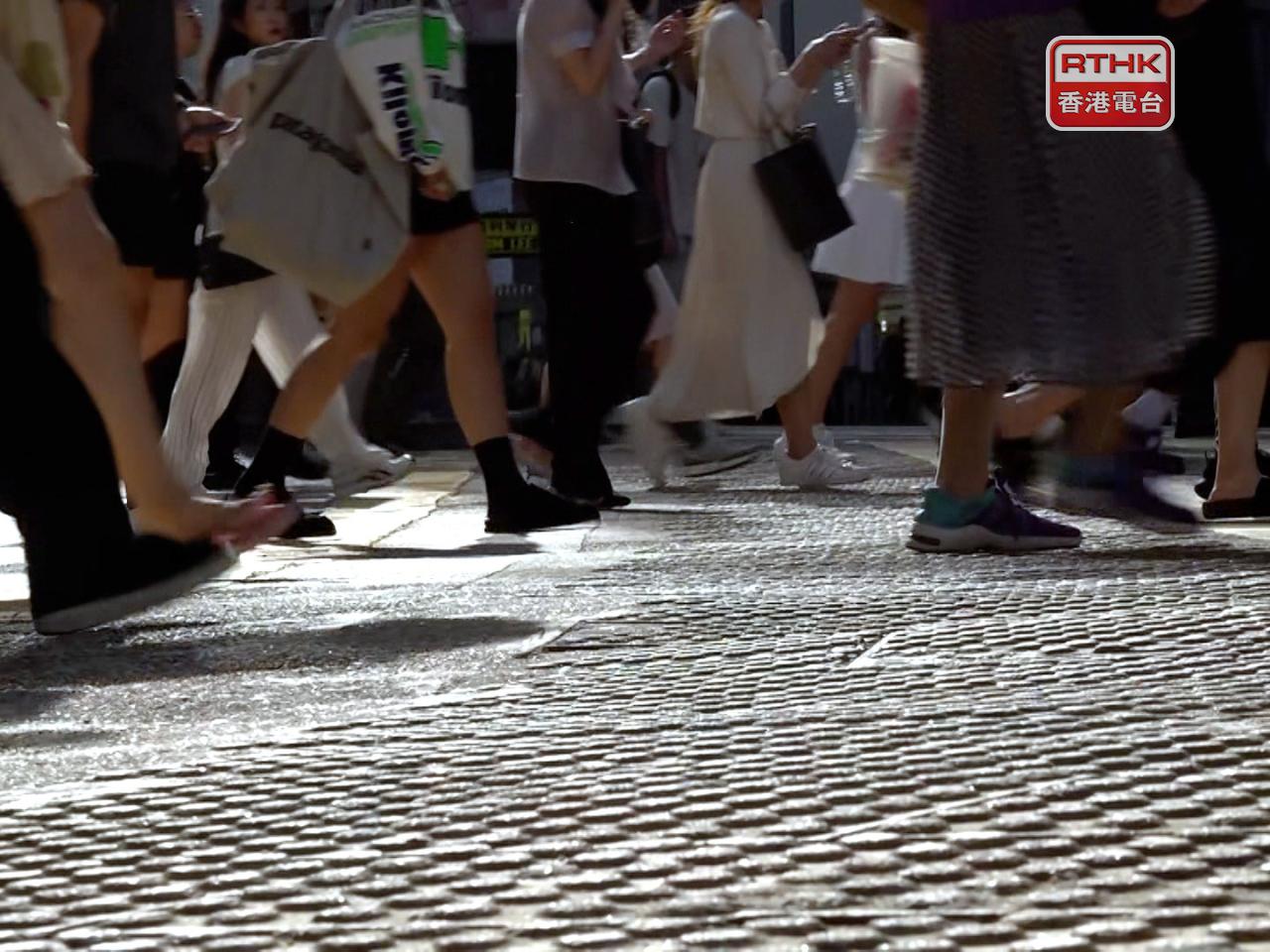 最低工資委員會按法定最低工資「一年一檢」新機制，建議將法定最低工資水平由現行每小時42.1元調升至43.1元。（港台圖片）