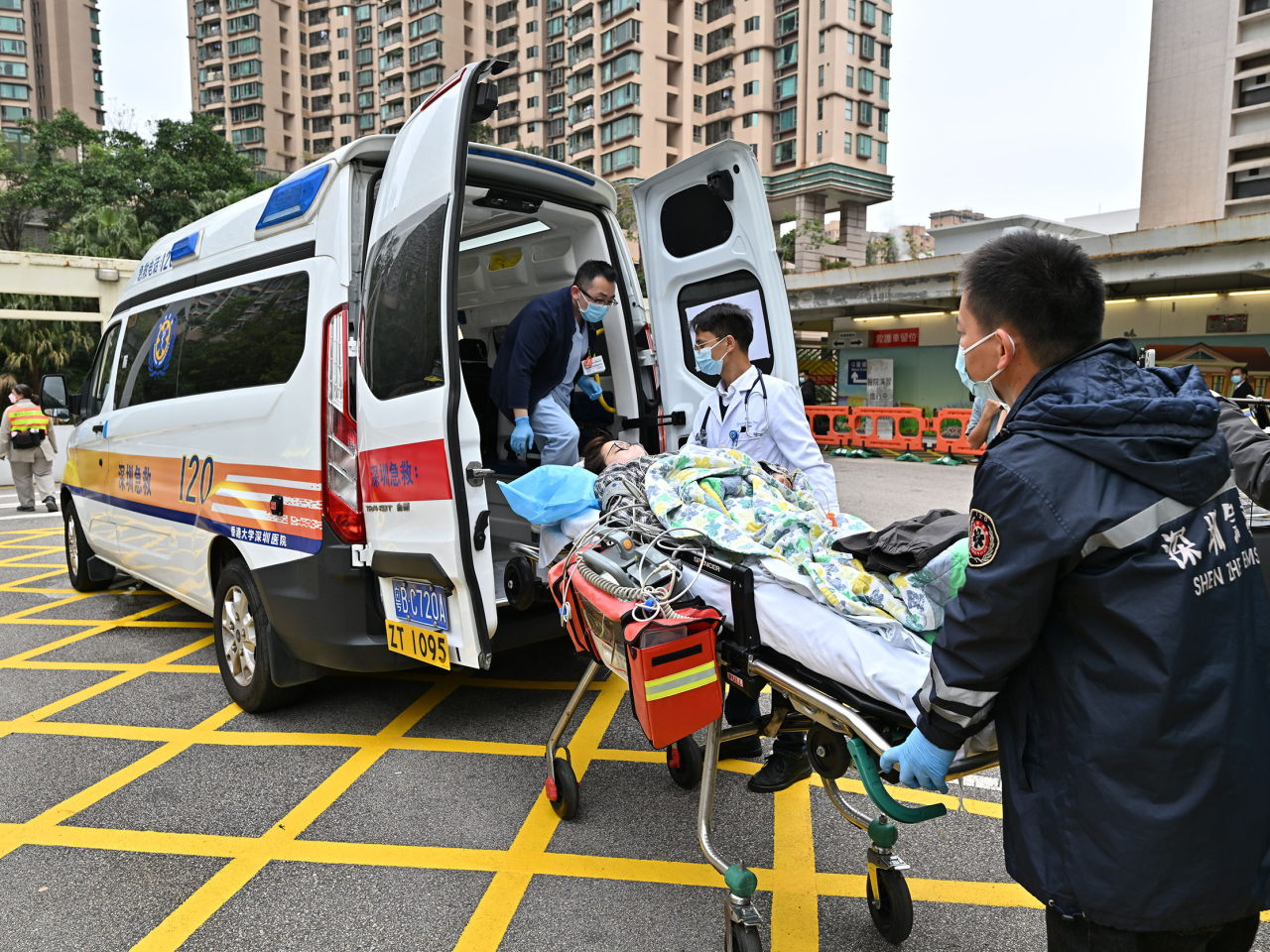 參與演練的人員模擬運送病人離開伊利沙伯醫院，前往香港大學深圳醫院。（政府新聞處）