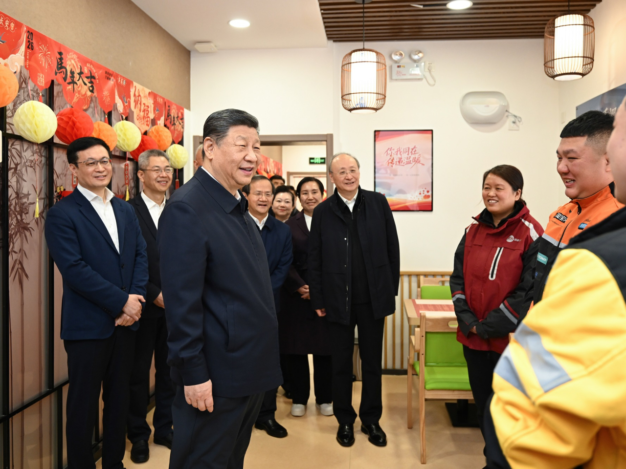 習近平到一間食堂考察，關切詢問在那裡休息的3名快遞人員。（新華社）