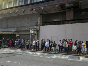 在港鐵北角外，市民改乘巴士返工返學。（黃佩珊攝）