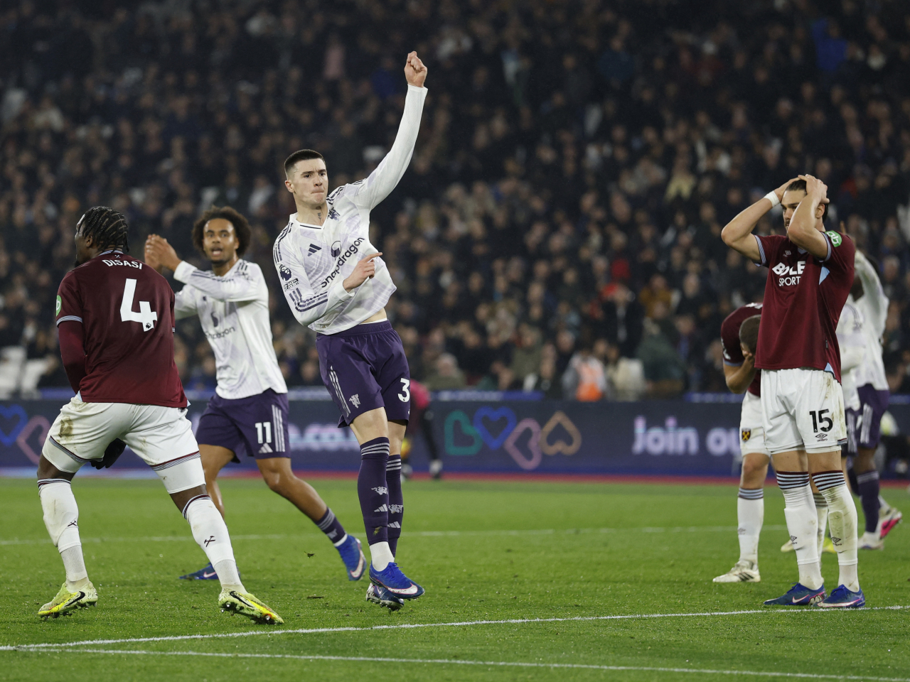 Benjamin Sesko struck late to preserve the Red Devils' unbeaten run. Photo: Reuters