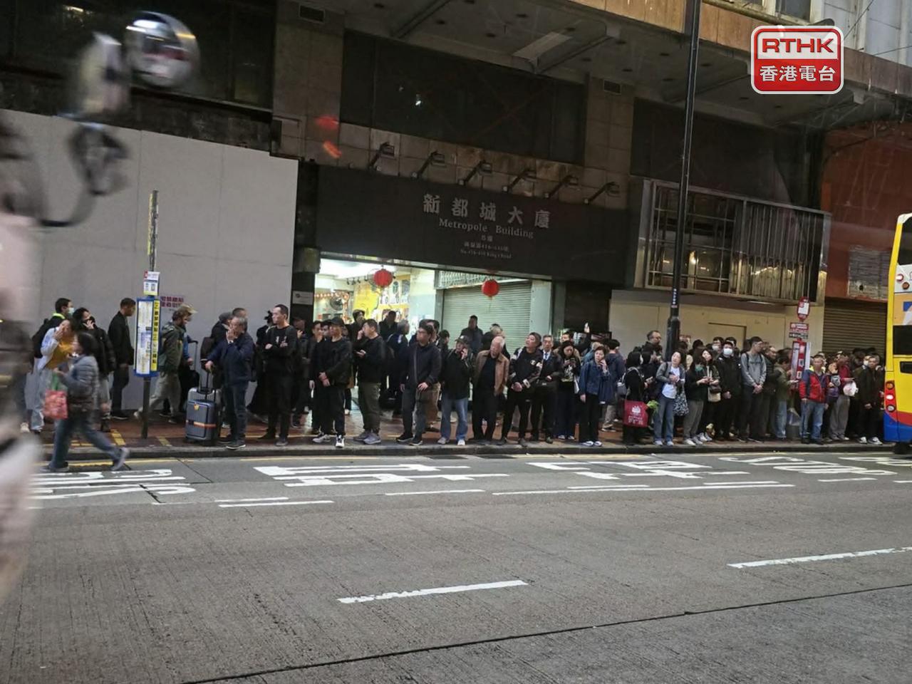 港島綫服務受影響期間，在北角站外市民排隊等候巴士的情況。（黃佩珊攝）