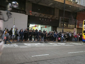 港島綫服務受影響期間，在北角站外市民排隊等候巴士的情況。（黃佩珊攝）