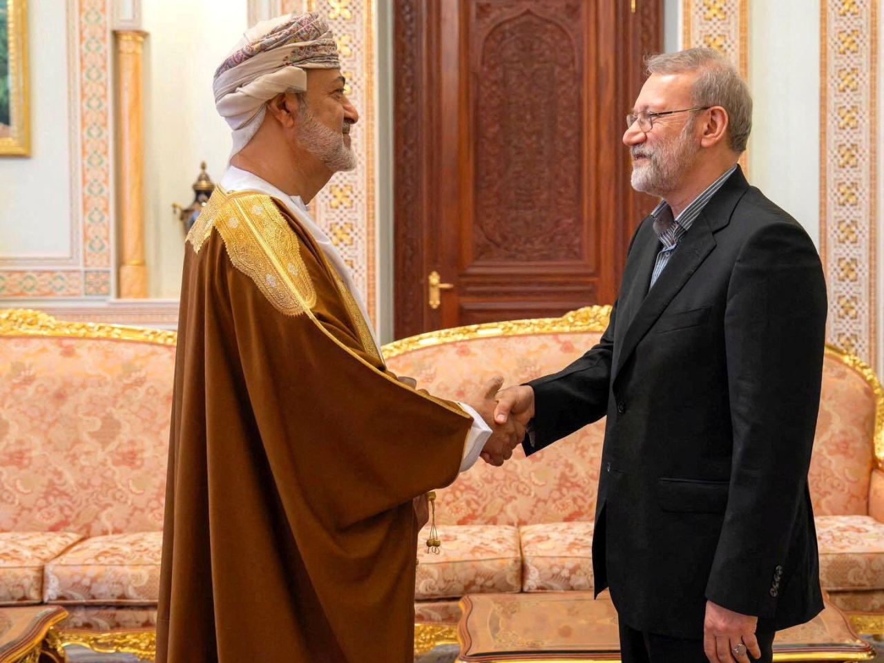 伊朗最高領袖顧問拉里賈尼訪問阿曼，與阿曼蘇丹海賽姆會面。（路透社）