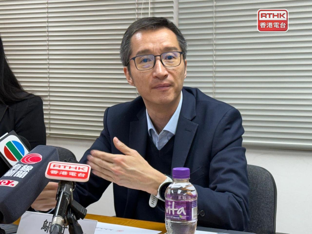 鄔奇表示，中小型券商員工或面對減薪，因為即使市場暢旺，但不少客戶流失至互聯網券商。（李意琴攝）