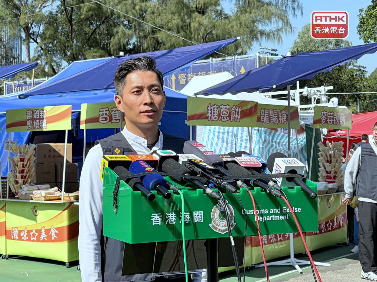 海關會在農曆新年期間巡查全港14個年宵市場，嚴厲打撃銷售侵權物品的活動，保障消費者權益。（鄧鈞尤攝）