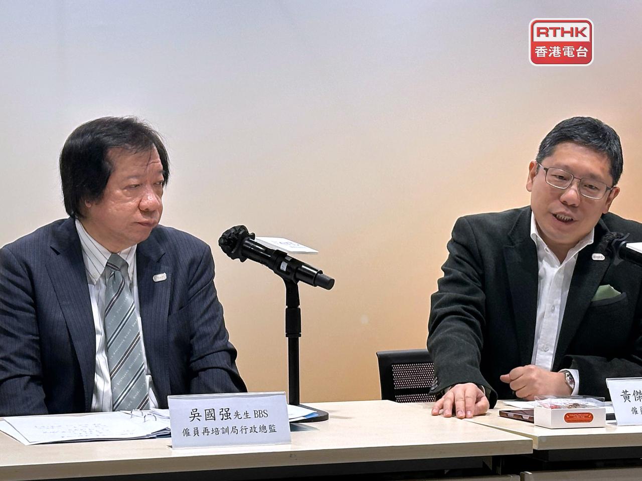 主席黃傑龍（右）表示，將開辦全新綜合服務中心，一站式提供培訓、就業支援等。（仇志榮攝）