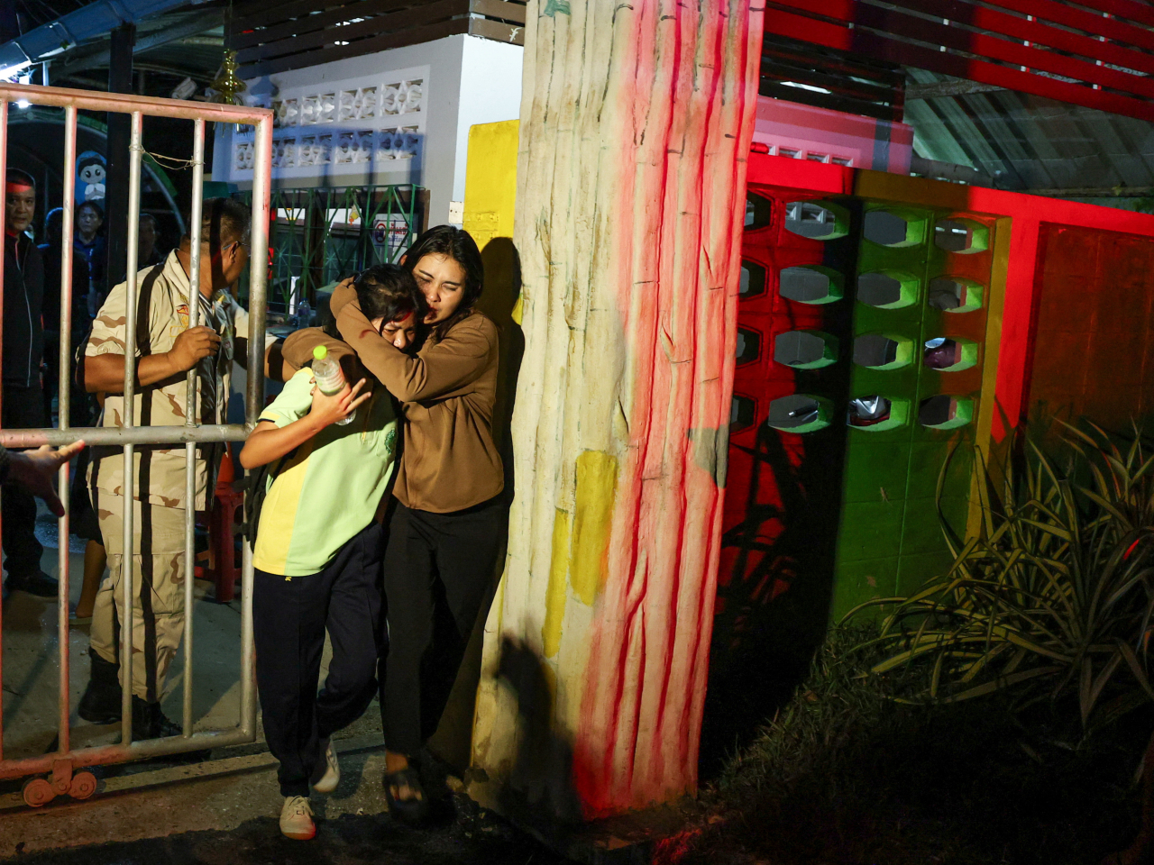 有學生一度被困校園，其後獲解救。（路透社）