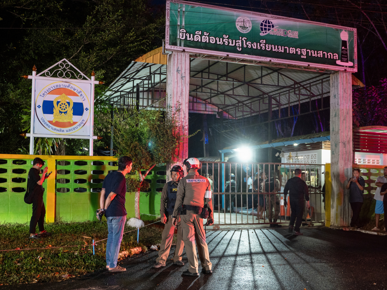 警方封鎖涉事學校調查。（路透社）