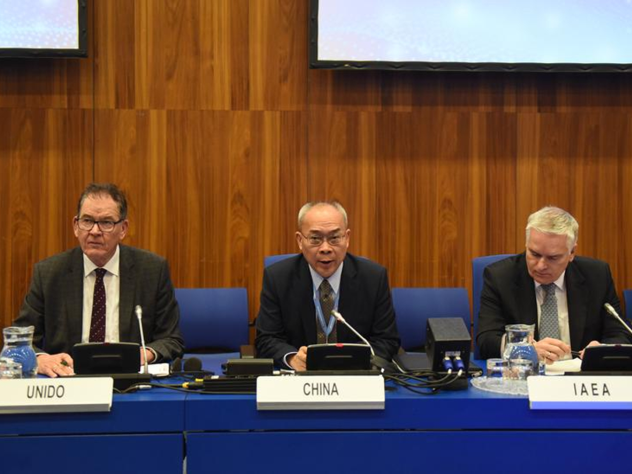 李松（中）表示，中方敦促美方以實際行動維護國際核裁軍與核不擴散體系。（新華社資料圖片）