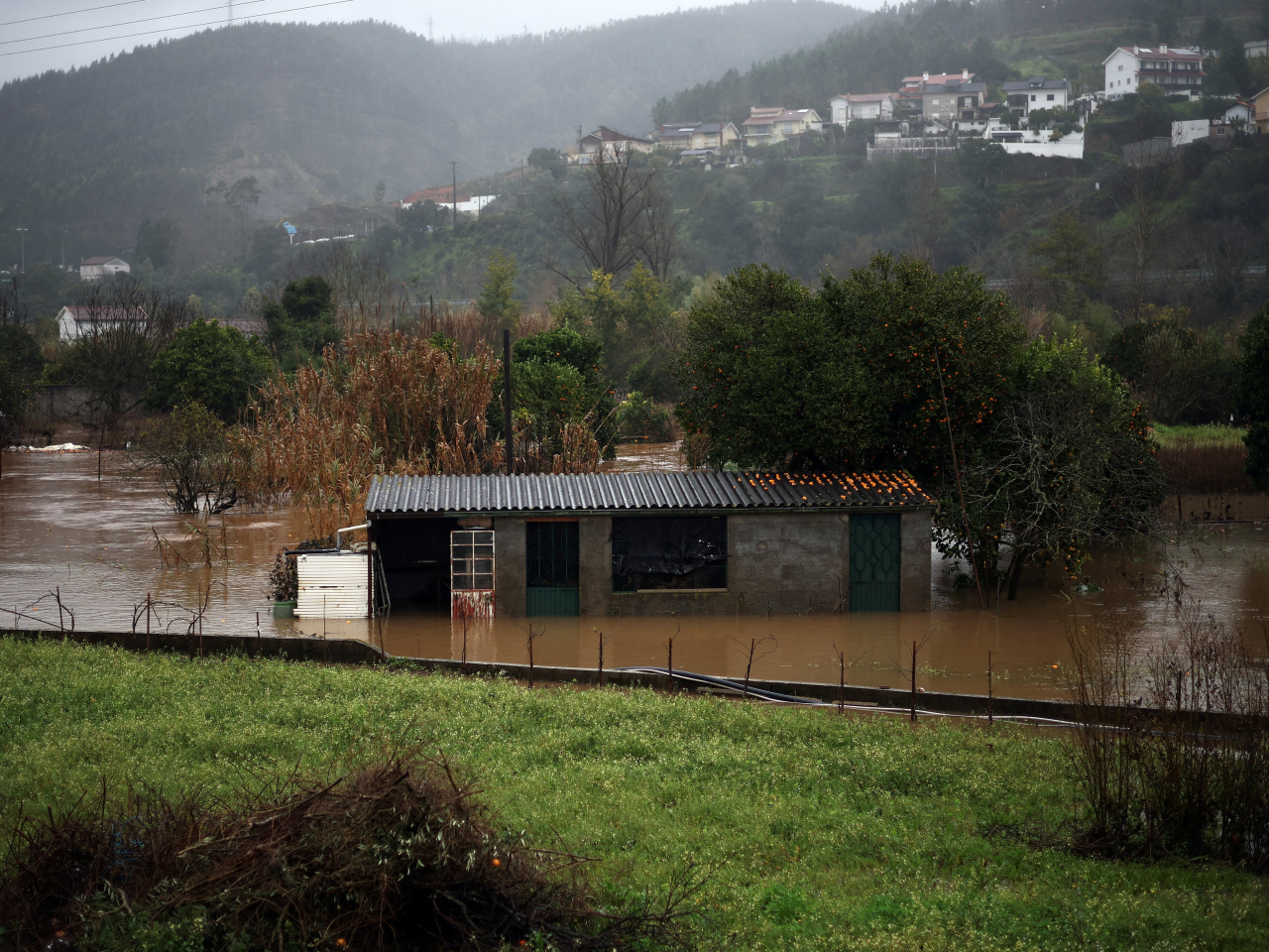 中世紀古城科英布拉多處水浸，居民要疏散。（路透社）