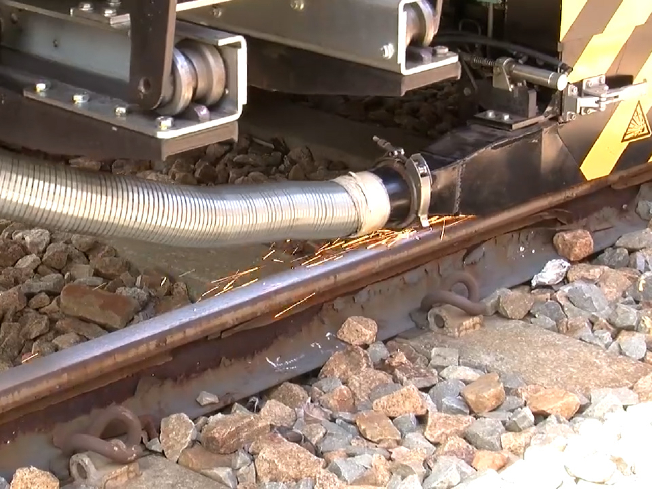 涉事的工程車是負責打磨路軌進行保養，一般較重型，有不同設備於維修時可能會打開並延伸。（港鐵社交網站片段截圖）