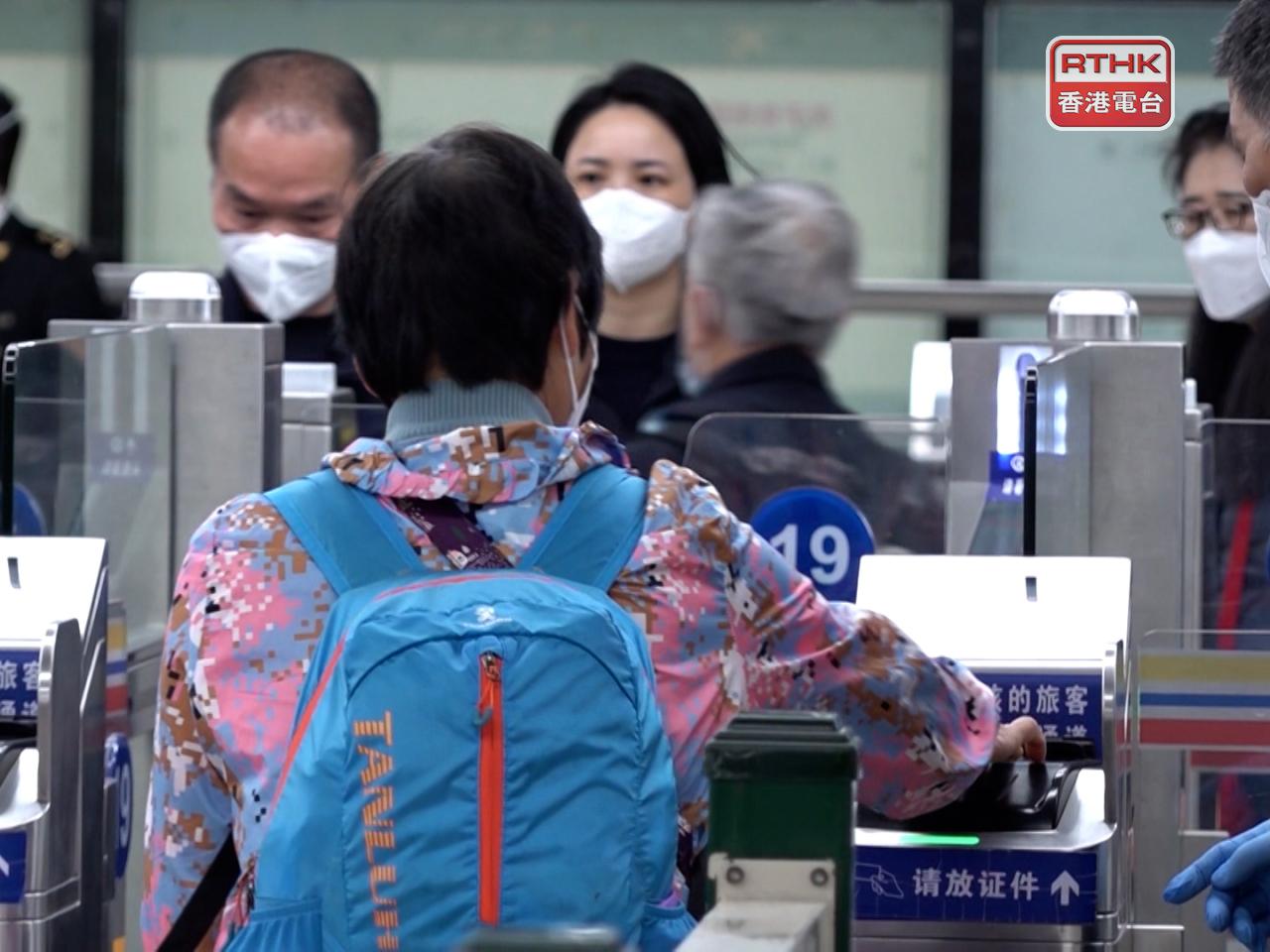 The peak border crossing days are expected to be this Saturday and next Sunday, with about 636,000 and 663,000 travellers, respectively. File photo: RTHK