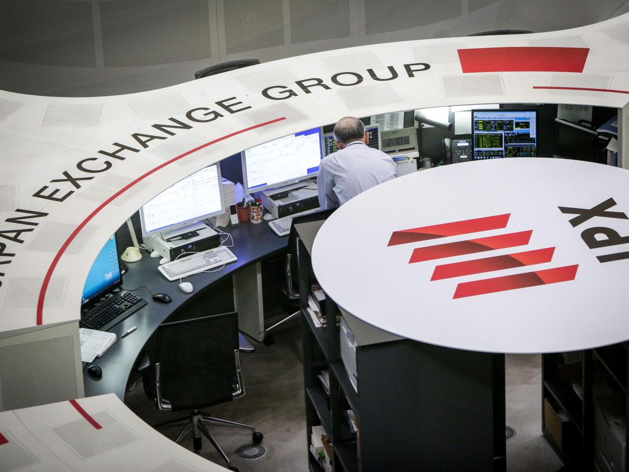 日經指數即市曾首次突破58000點，高見58015點，收市報57639點，跌10點。（新華社資料圖片）