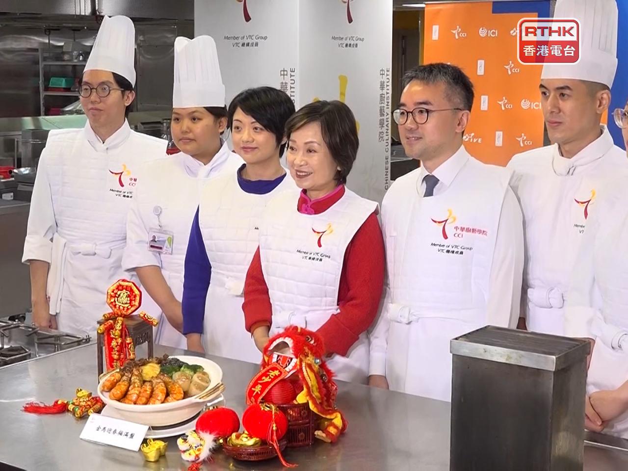 蔡若蓮與副局長施俊輝等與傳媒午宴，並示範製作盆菜。（郭志強攝）