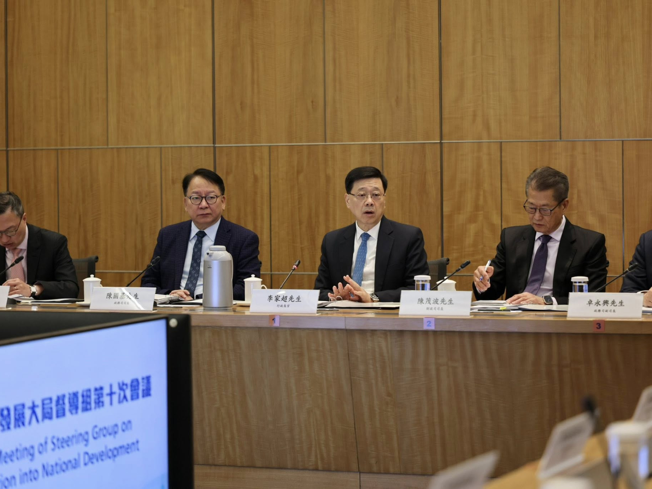 李家超在會上強調，將領導特區政府構建系統性的政策框架，主動對接「十五五」規劃。（李家超社交網站）