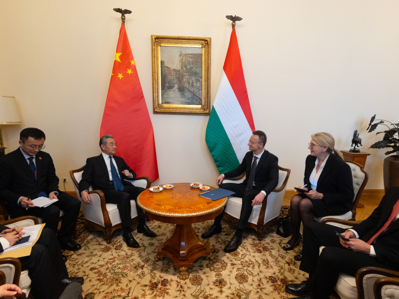 王毅在布達佩斯同匈牙利外長西雅爾多舉行會談。(新華社)