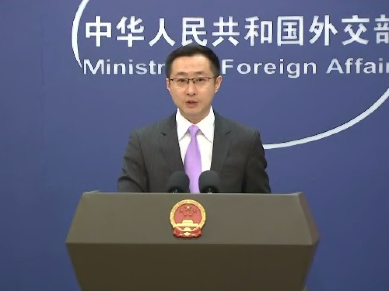 林劍強調，中美經貿關係的本質是互利共贏。(央視新聞圖片)