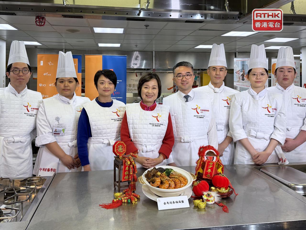 蔡若蓮與施俊輝等與傳媒午宴，並示範製作盆菜。（黃貝紋攝）