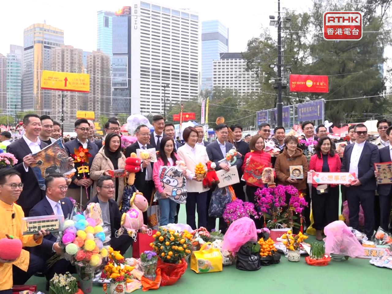 李慧琼聯同食物安全及環境衞生事務委員會委員及其他議員合共42人，下午分組到維園年宵市場，支持本地消費。（陳裕行攝）