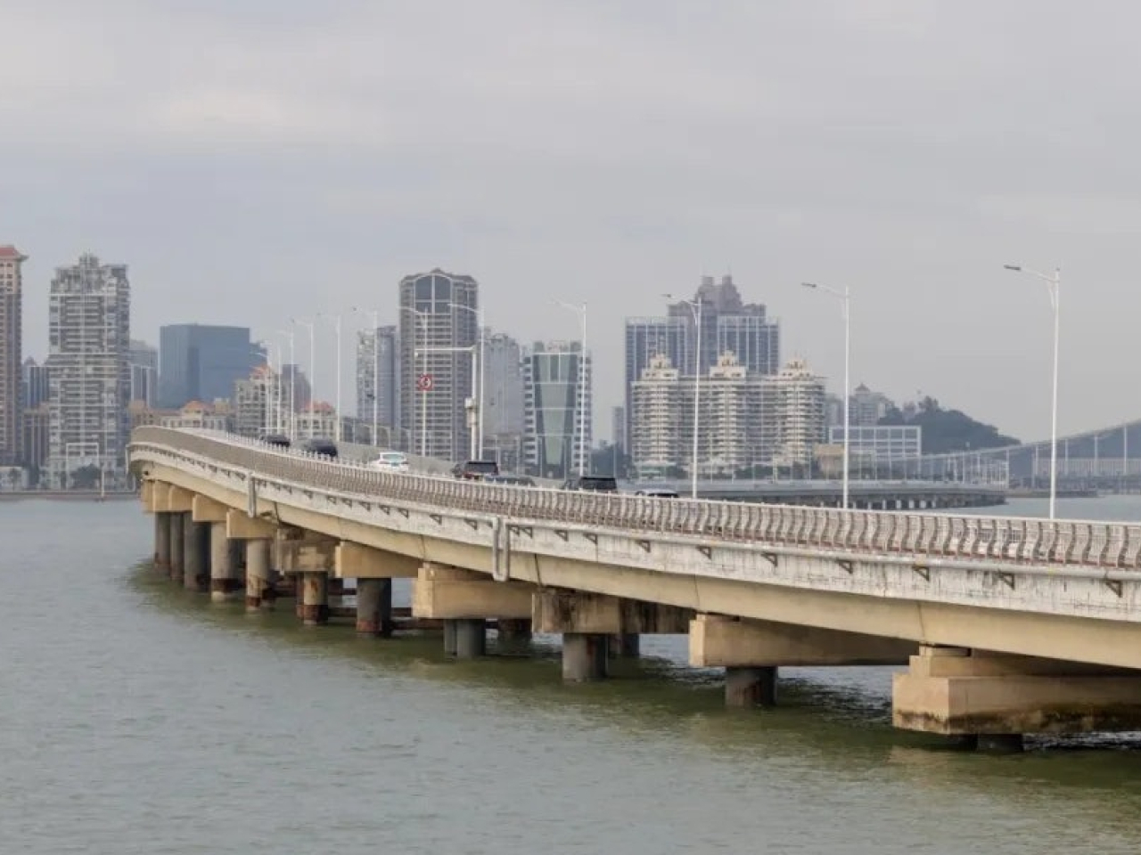 港珠澳大橋珠海口岸的臨時施工「便橋」存在安全隱患，本月15日零時起停用。（珠海市政府微博）