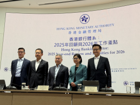 阮國恒（中）稱金管局今年會投放資源，確保銀行在銷售投資產品時流程到位。（趙嘉駿攝）