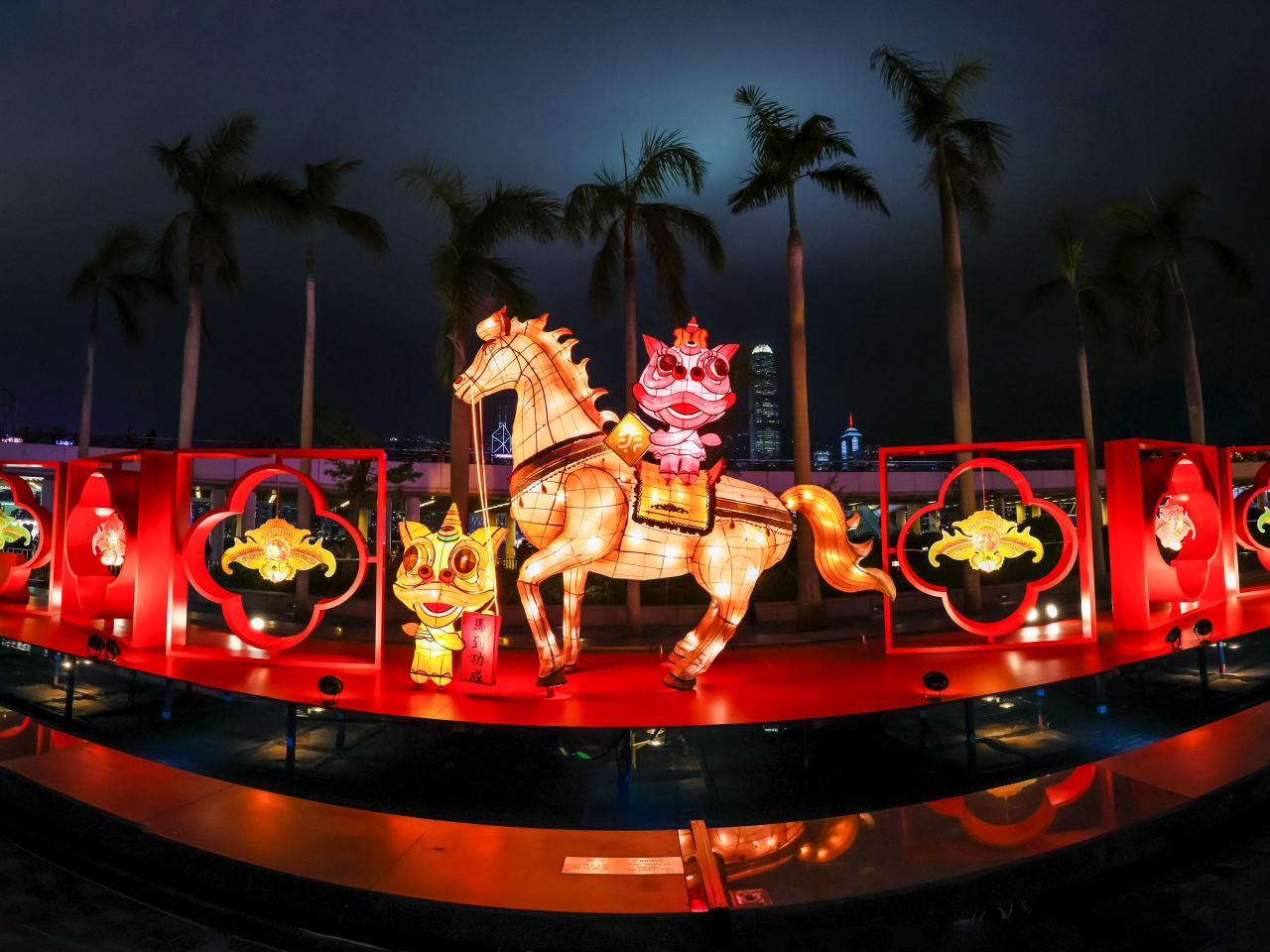 由資深紮作師傅冒卓祺製作的《駿馬迎春　非遺呈祥》。（政府新聞處）