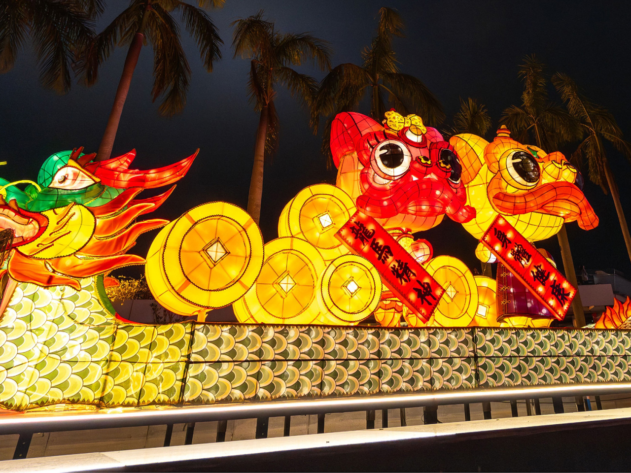 由資深紮作師傅許嘉雄製作的綵燈《獅躍新春　馬到功成》。（政府新聞處）