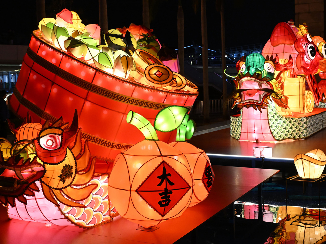 由資深紮作師傅許嘉雄製作的綵燈《獅躍新春馬到功成》。（政府新聞處）