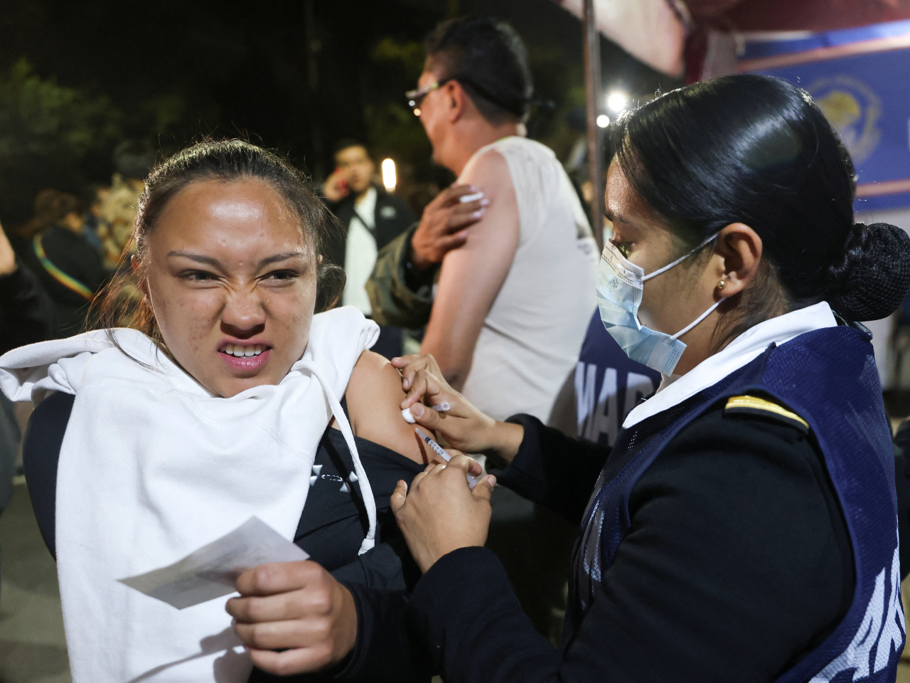 在墨西哥城，有民眾接受疫苗注射，預防麻疹。（路透社）